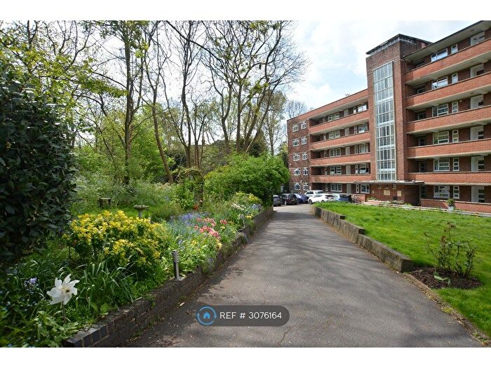 2 Bedroom Flat To Rent In Brae Court, Kingston Upon Thames, KT2