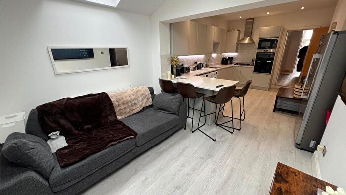 6 Bedroom Terraced House To Rent In £pppw Excl. Bills, Mauldeth Road, Fallowfield, M14