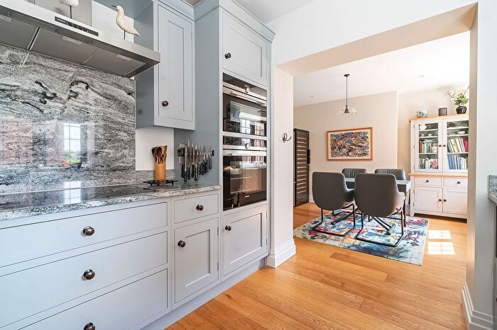 2 Bedroom Flat For Sale In Kings Drive, Midhurst, GU29