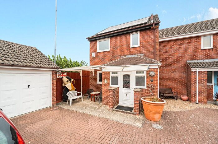 3 Bedroom End Of Terrace House For Sale In Wagtail Close, Covingham, Swindon, SN3