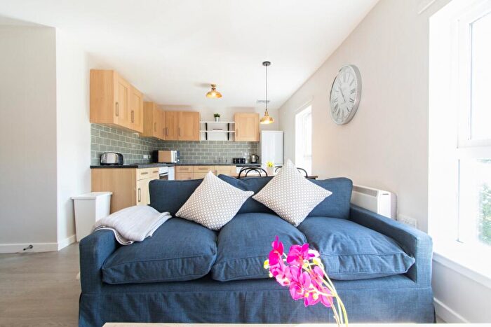 4 Bedroom Flat To Rent In Morrison Circus, Edinburgh, EH3