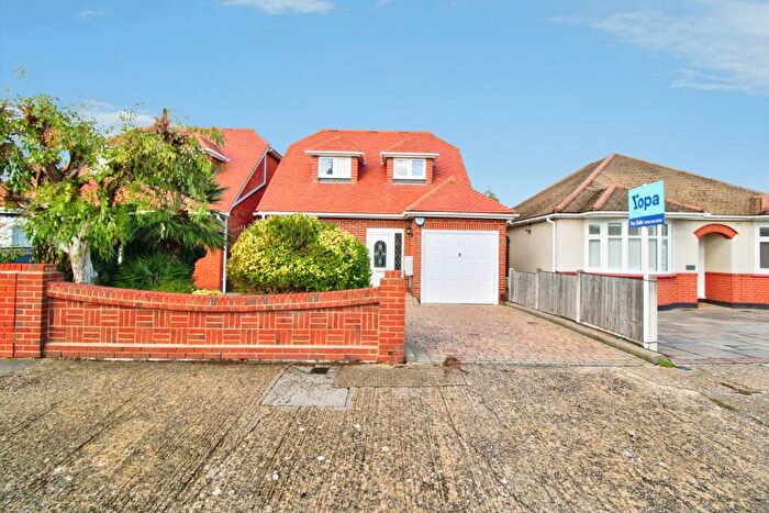 4 Bedroom Detached House For Sale In The Crescent, Upminster, RM14