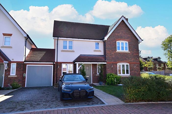 4 Bedroom Link Detached House For Sale In Chapel Croft, Chipperfield, WD4
