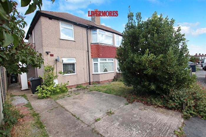 2 Bedroom Maisonette For Sale In Burnham Crescent, Dartford, Kent., DA1