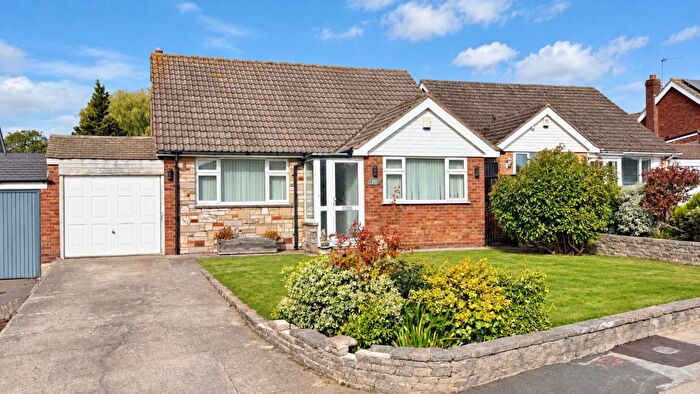2 Bedroom Detached Bungalow For Sale In Moorhurst Avenue, Goffs Oak, EN7