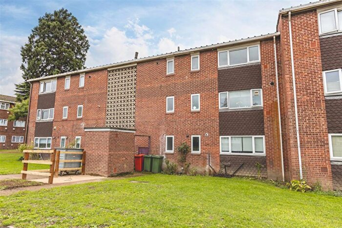 2 Bedroom Flat For Sale In Grampian Way, Slough, SL3