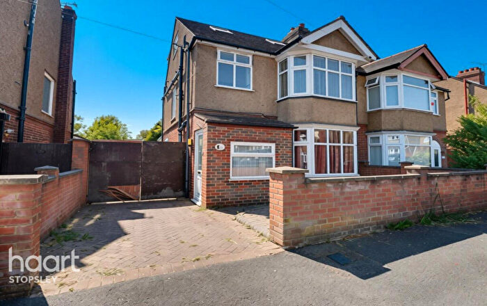 5 Bedroom Semi-Detached House For Sale In Norfolk Road, Luton, LU2