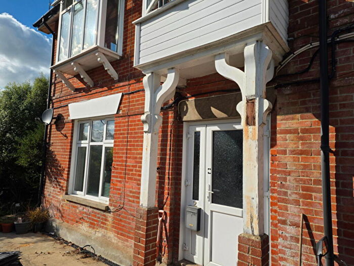 2 Bedroom Flat To Rent In Station Road, Wootton Bridge, Ryde, PO33