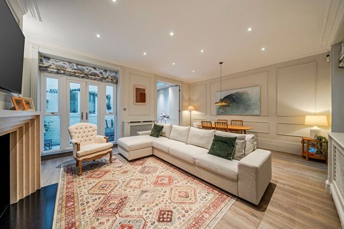 3 Bedroom Flat To Rent In Redcliffe Square, London, SW10