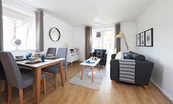 2 Bedroom Flat To Rent In Heyfields, Worsley, M28