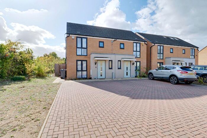 3 Bedroom Semi-Detached House For Sale In Sunliner Way, South Ockendon, RM15