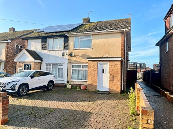 3 Bedroom End Of Terrace House To Rent In Mungo Park Road, Rainham, RM13