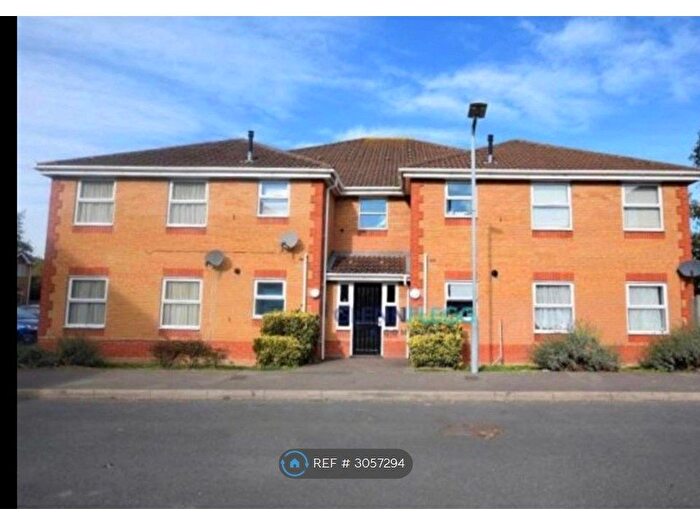 2 Bedroom Flat To Rent In Blunden Drive, Slough, SL3