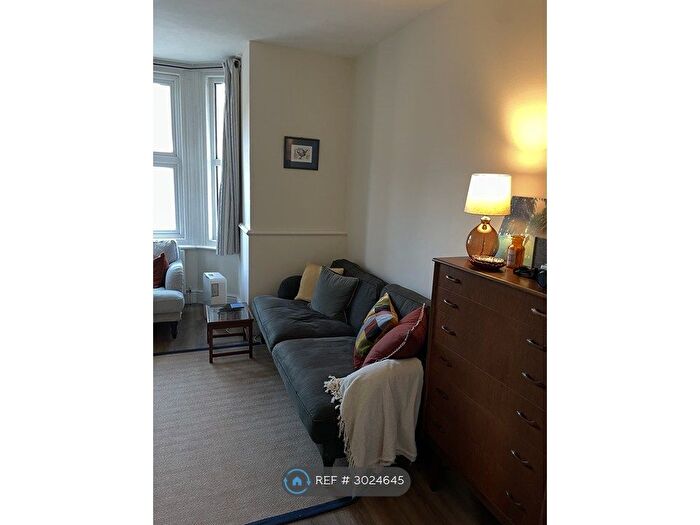 1 Bedroom Flat To Rent In St James Road, East Grinstead, RH19