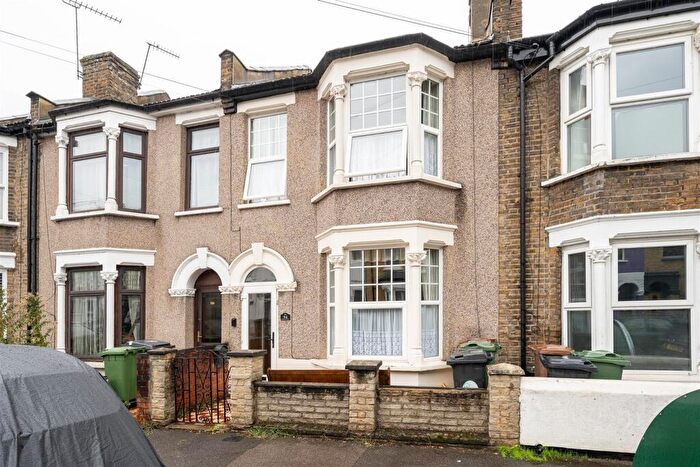 2 Bedroom House For Sale In Lynmouth Road, Walthamstow, E17