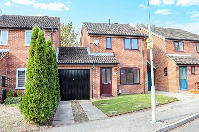 3 Bedroom Link Detached House For Sale In Gleneagles Drive, Farnborough, GU14