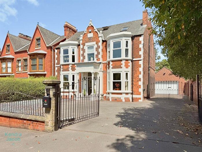 6 Bedroom Detached House For Sale In Blyth Grove, Worksop, S81