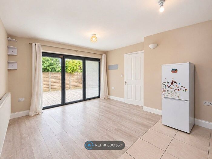1 Bedroom Bungalow To Rent In Lupin Mews, London, E17