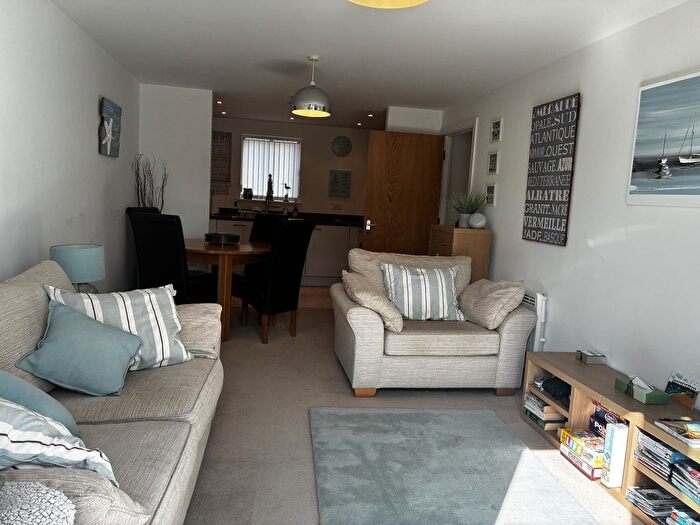 2 Bedroom Flat To Rent In Honeycombe Beach, Bournemouth, BH5