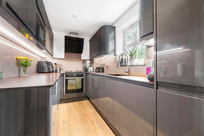 2 Bedroom Flat For Sale In The Sidings, Dunton Green, Sevenoaks, TN13