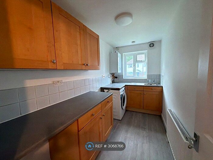 1 Bedroom Flat To Rent In Lenbee House, Chatham, ME5