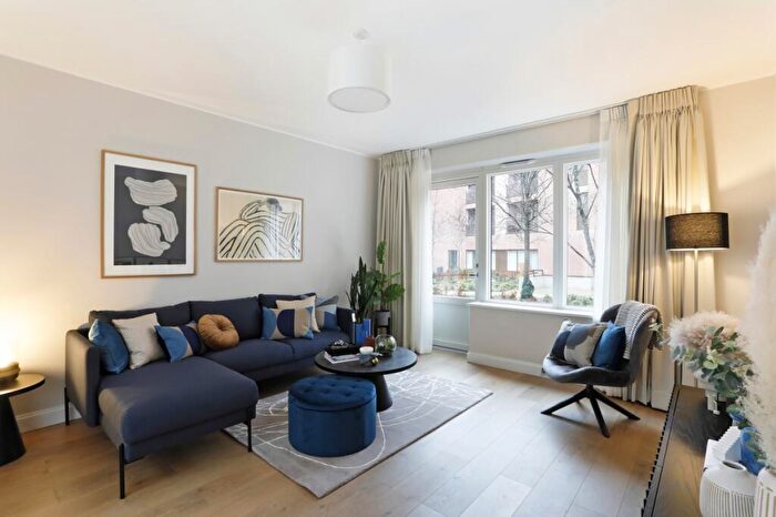 4 Bedroom Mews To Rent In Soapmaker Mews London, E15