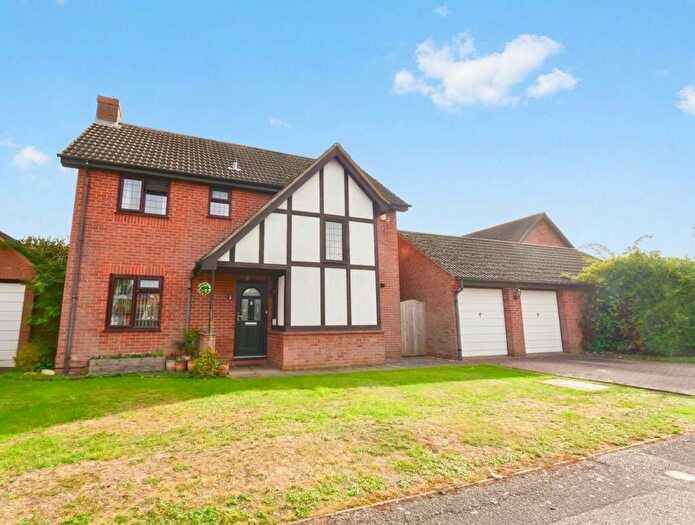 4 Bedroom Detached House For Sale In Pearmain Close, Bedford, MK41
