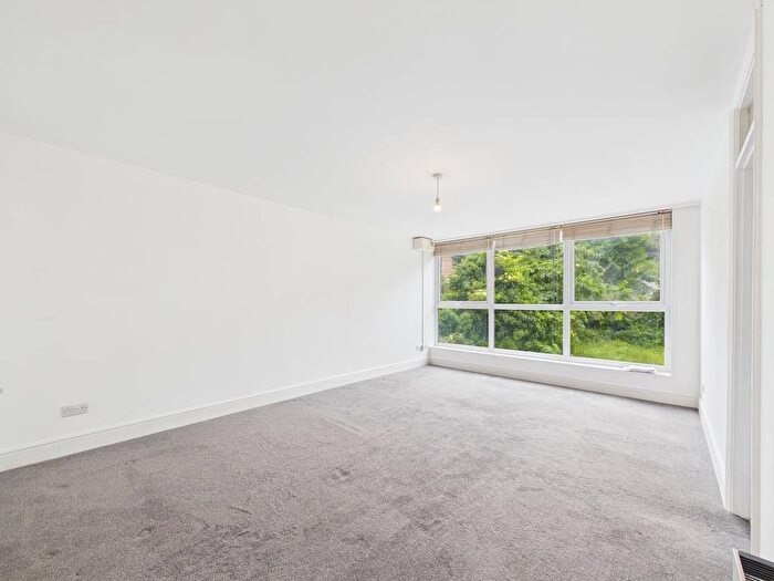 2 Bedroom Flat To Rent In Stephen Court, Valley Road, Bromley, Kent, BR2
