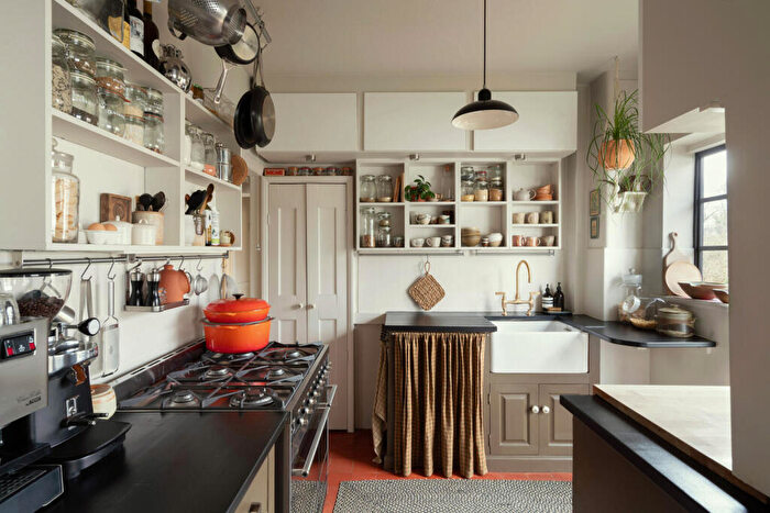 3 Bedroom Maisonette For Sale In Thorpe Crescent, London, E17