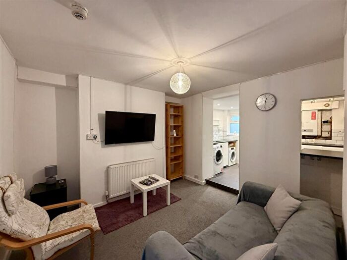 4 Bedroom House To Rent In Caellepa, Bangor, LL57