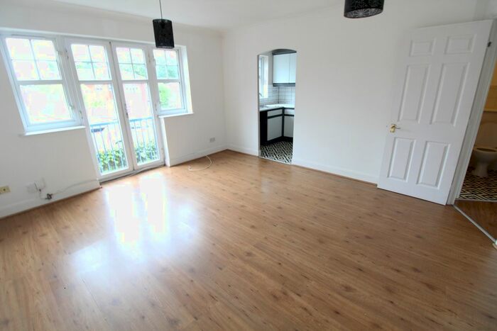 2 Bedroom Flat To Rent In Earls Meade, Luton, Bedfordshire, LU2