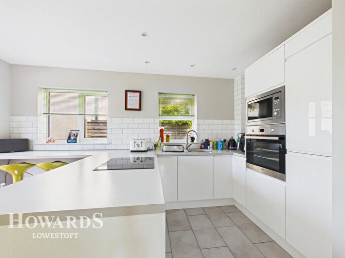 2 Bedroom Detached House For Sale In Field Lane, Kessingland, NR33
