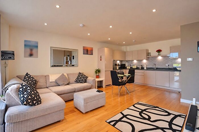 1 Bedroom Flat For Sale In Addington Close, London, UB2
