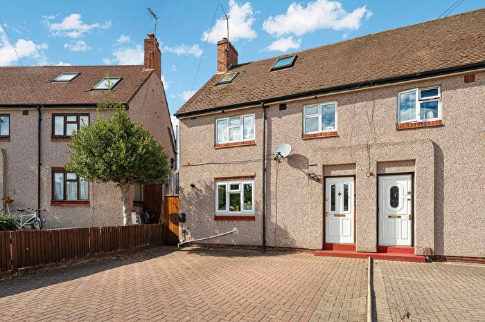 4 Bedroom Semi-Detached House For Sale In Plum Garth, Brentford, TW8