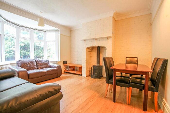 4 Bedroom House Of Multiple Occupation To Rent In Grosvenor Avenue - Bedrooms - £Pppw, NE2