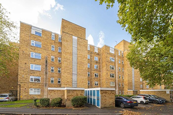 2 Bedroom Flat For Sale In Walpole Road, Teddington, TW11