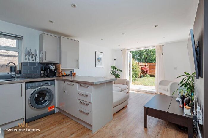 2 Bedroom Flat For Sale In Christchurch Road, Bournemouth, BH7