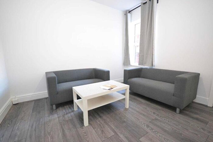 6 Bedroom Terraced House To Rent In Grange Avenue, Reading, RG6