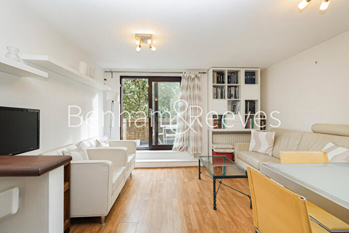 2 Bedroom Flat To Rent In Waveney Close, Tower Hamlets, London, E1W