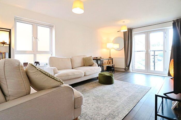1 Bedroom Flat For Sale In Kenyon Way, Langley, SL3