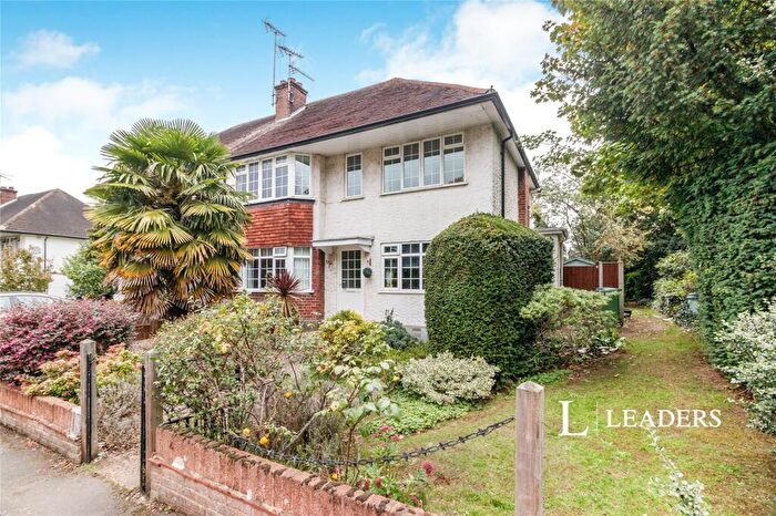 2 Bedroom Flat To Rent In Castleview Road, Weybridge, Surrey, KT13