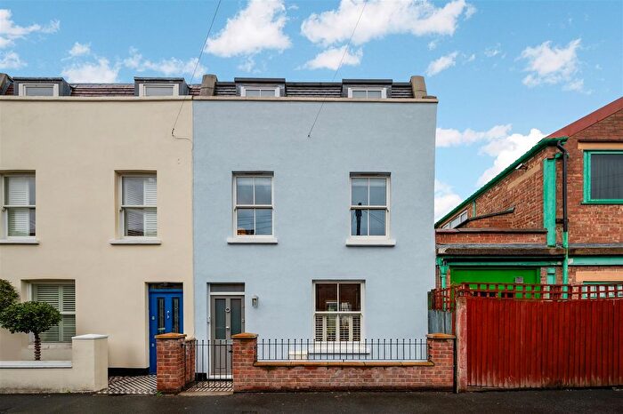 4 Bedroom Property For Sale In Palestine Grove, Colliers Wood, SW19