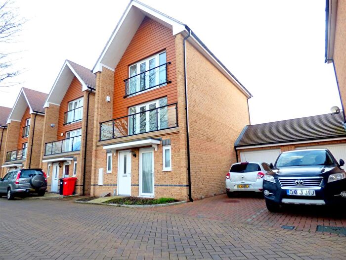 4 Bedroom Detached House To Rent In Edgeworth Close, Langley, SL3
