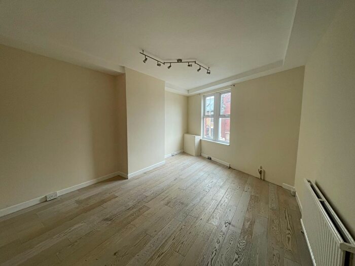2 Bedroom Flat To Rent In Portland Road, Nottingham, NG15