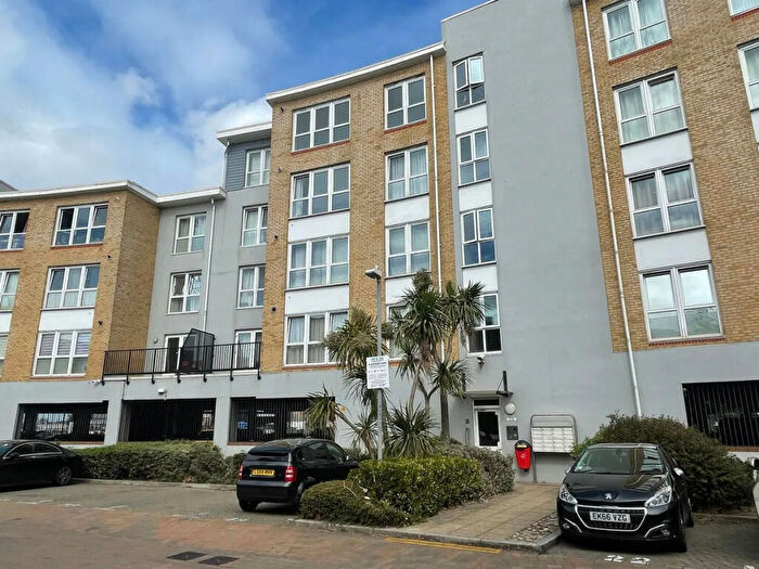 1 Bedroom Apartment For Sale In Admirals Way, Gravesend, Kent, DA12