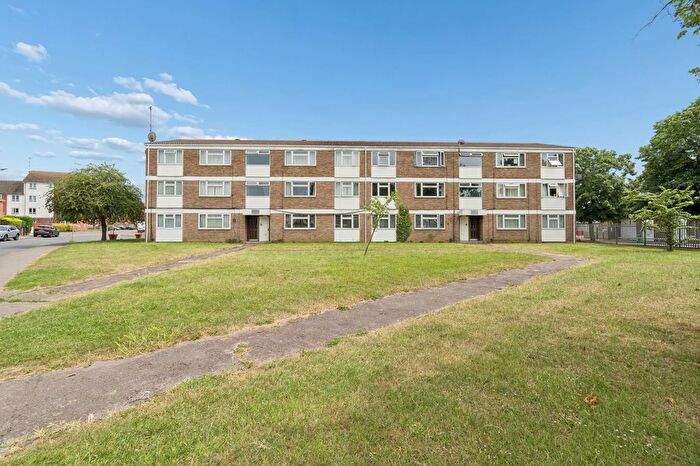 2 Bedroom Flat For Sale In Eden Close, Slough, SL3