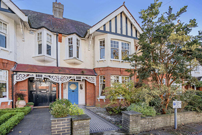 6 Bedroom Semi-Detached House For Sale In Hadley Grove, Barnet, EN5