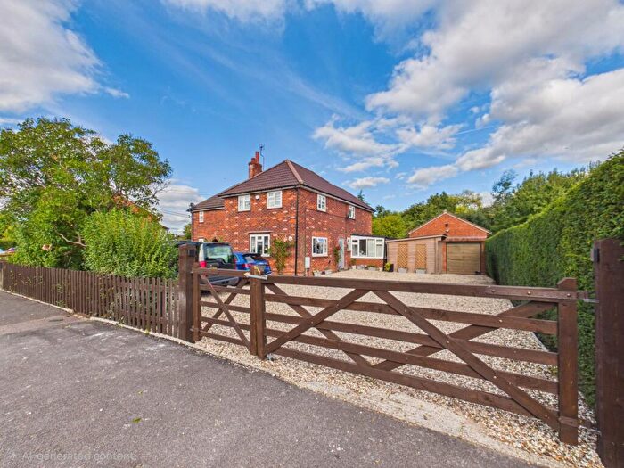 3 Bedroom Semi-Detached House For Sale In Lane End, Bramley, RG26