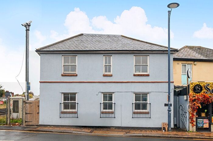 2 Bedroom Flat For Sale In Station Road, Addlestone, Surrey, KT15
