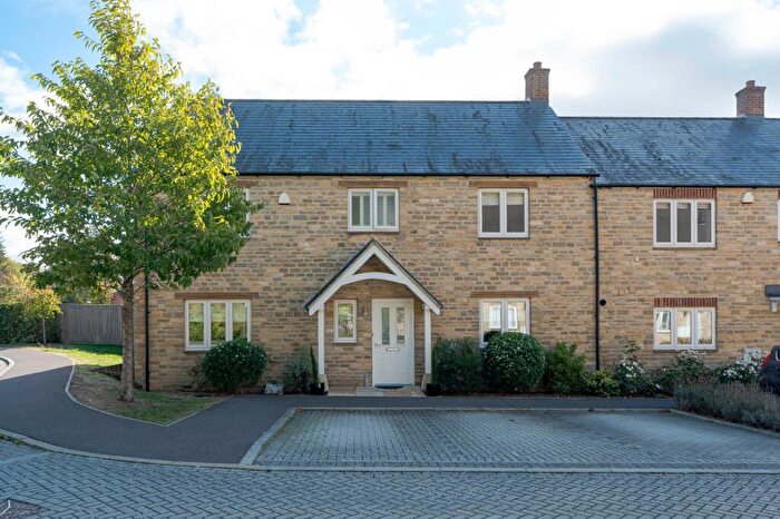 4 Bedroom End Of Terrace House For Sale In Home Farm Close, Bladon, OX20